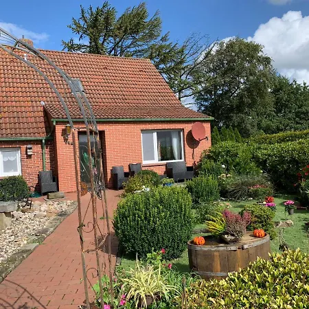 Kleines Ostfriesenhaus Mitten Im Gruenen, Mindestaufenthalt 3 Tage, Bitte Vorher Anfragen, Endreinigung 60 Vor Ort An Hausverwalter, Tier Pro Tag 5 Osteel Exterior photo