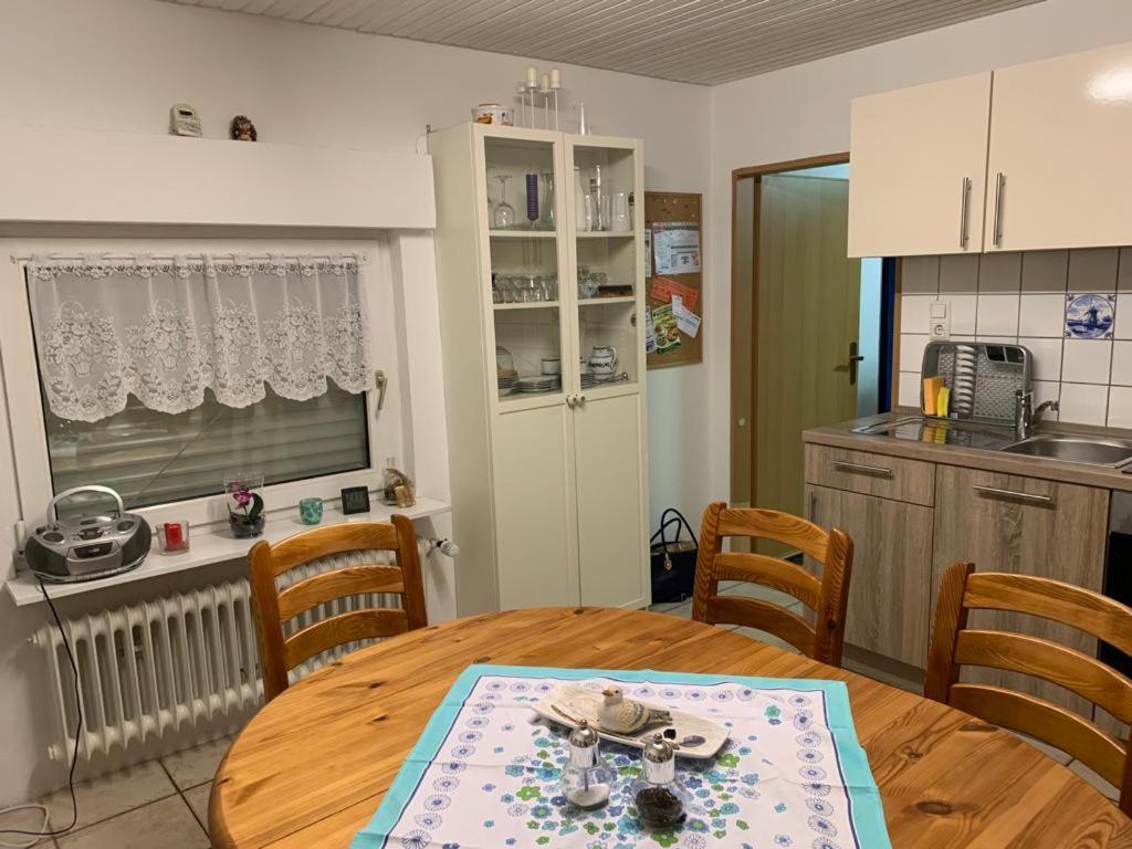 Kleines Ostfriesenhaus Mitten Im Gruenen, Mindestaufenthalt 3 Tage, Bitte Vorher Anfragen, Endreinigung 60 Vor Ort An Hausverwalter, Tier Pro Tag 5 Apartment *