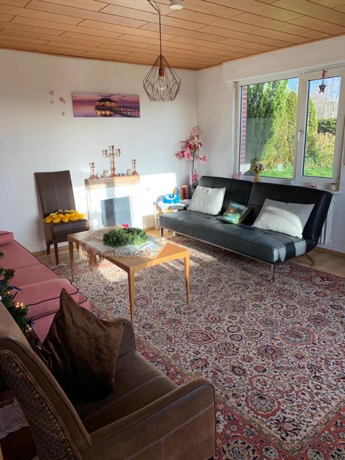 Kleines Ostfriesenhaus Mitten Im Gruenen, Mindestaufenthalt 3 Tage, Bitte Vorher Anfragen, Endreinigung 60 Vor Ort An Hausverwalter, Tier Pro Tag 5 * Osteel
