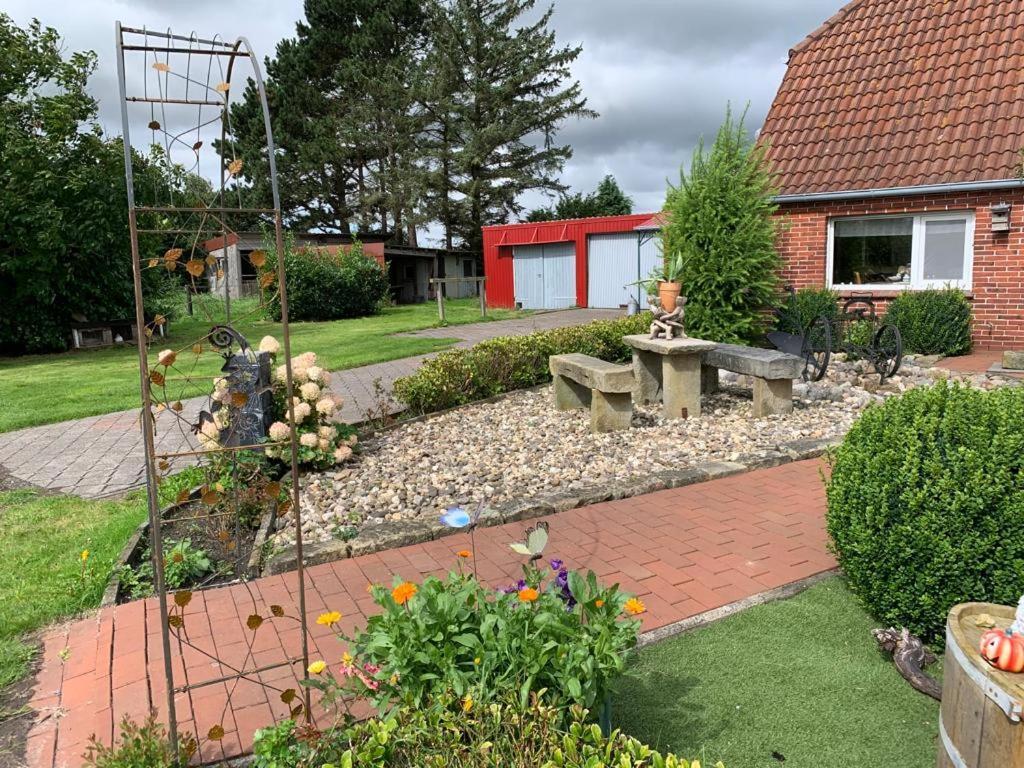 Kleines Ostfriesenhaus Mitten Im Gruenen, Mindestaufenthalt 3 Tage, Bitte Vorher Anfragen, Endreinigung 60 Vor Ort An Hausverwalter, Tier Pro Tag 5 * Osteel